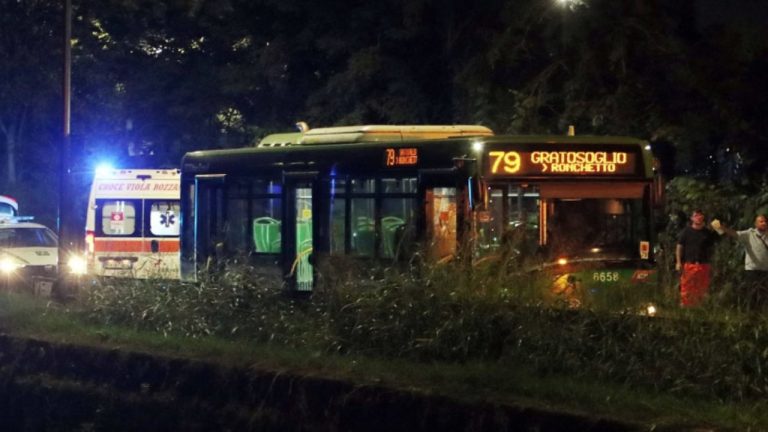 Aksident në Milano, autobusi i linjës 79 përplaset me një makinë: 7 të plagosur