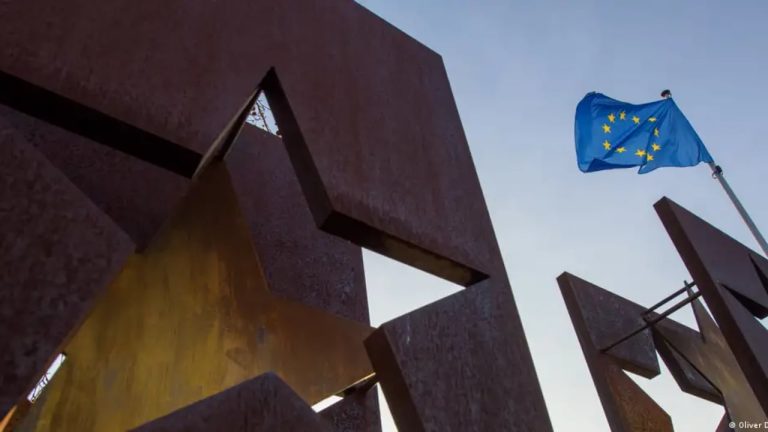 BE hap rrugën për qendra dëbimi jashtë unionit, rritet presioni ndaj azilkërkuesve