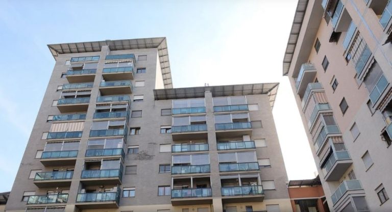 Torino, 37-vjeçari dyshohet se tentoi të mbysë partneren dhe më pas u hodh nga kati i 10-të