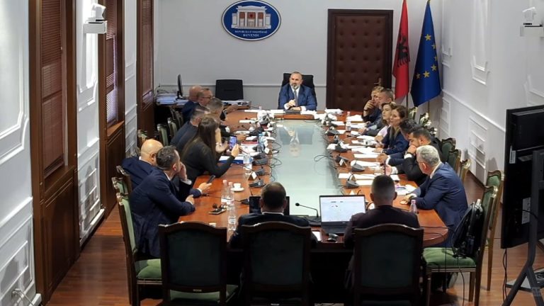 "5 demokratë të qelbur"/ Shpërthen Komisioni i Ligjeve, përplasje e fortë mes deputetëve