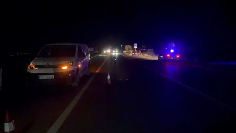 Aksident i rëndë në Peqin–Elbasan, tre të plagosur; një pasagjere raportohet rëndë