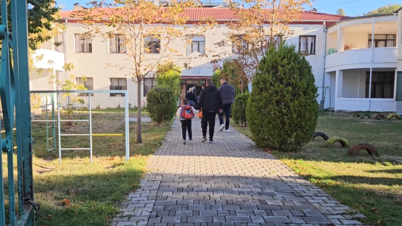 Dyshime për helmim në kopshtin e Korçës, analizat dalin pa ndotje bakteriale por prindërit kërkojnë përgjigje