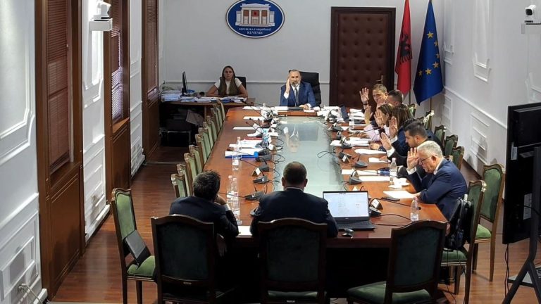 Komisioni i Ligjeve kalon projektligjin për hartën e re territoriale, opozita mungon në votim