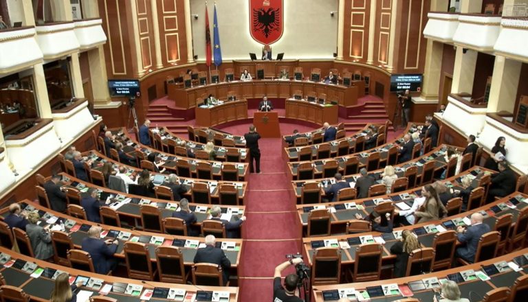 Përplasje në Kuvend për nisjen e seancës, PD kundërshton Peleshin për Komisionin e Ligjeve