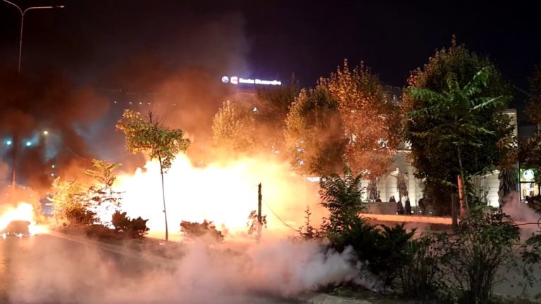 Përplasje në Prishtinë gjatë protestës, 3 të shoqëruar dhe 11 të lënduar