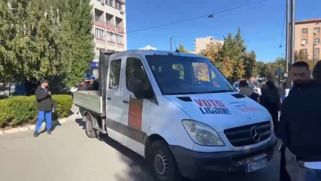Protestuesit bllokojnë hyrjet e Kuvendit të Kosovës, kushti: ligji për Specialen të votohet sot