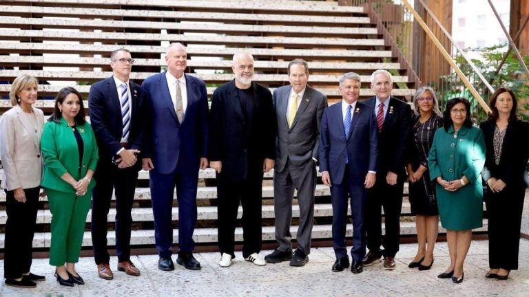Rama publikon foto nga takimi në Kryeministri me delegacionin e Kongresit të SHBA