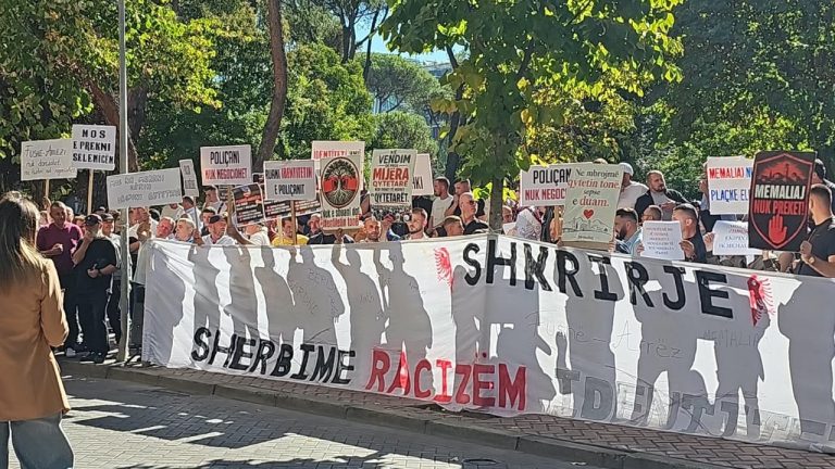 Reforma territoriale hyn sot në komision, protestë para Kuvendit kundër hartës së re