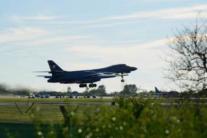 SHBA tërheq bombarduesit nga Britania pas alarmit në RAF Fairford, shtohen dyshimet për Iranin
