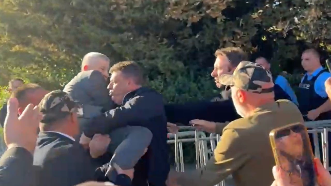 Tension para Kuvendit të Kosovës, protestuesit ndalojnë deputetin që tentoi të largohej