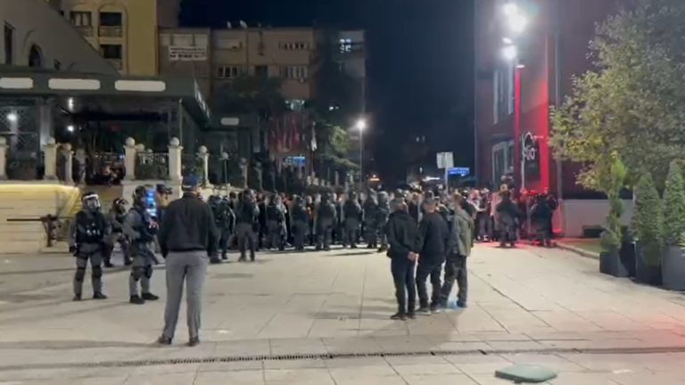 Tensione në protestën në Kosovë, policia shoqëron nipin e Hashim Thaçit