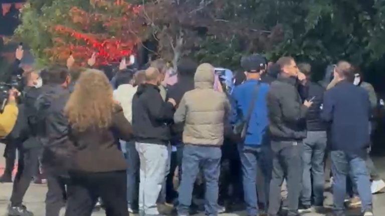 Tensione para Kuvendit në Prishtinë, përdoret sërish gaz lotsjellës dhe shoqërohet një person