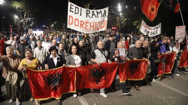 Protesta e 128-të në Tiranë, tubuesit para Kuvendit dhe Kryeministrisë: “Largohu”