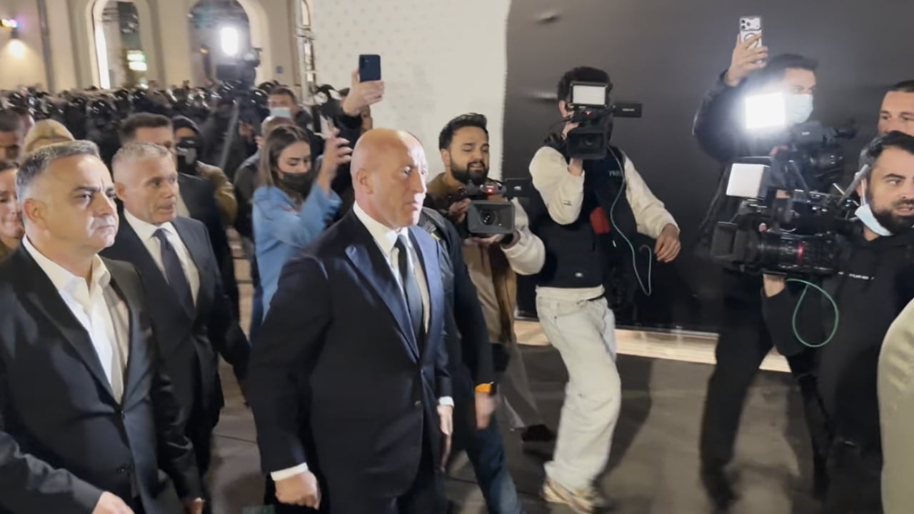 Protesta para Kuvendit në Kosovë agravon, Haradinaj del mes turmës