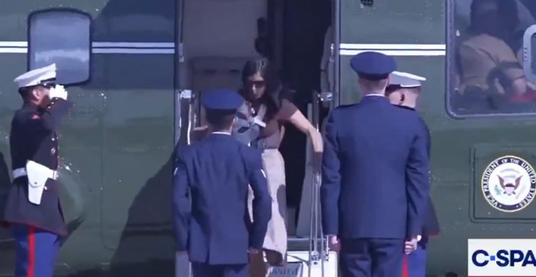Usha Vance pengohet me foshnjën duke zbritur nga helikopteri, reagimi i ushtarëve ngre pikëpyetje