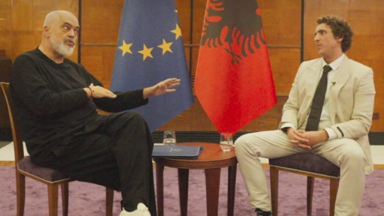 Edi Rama ndërpret intervistën në Tiranë me gazetarin amerikan Andrew Callaghan