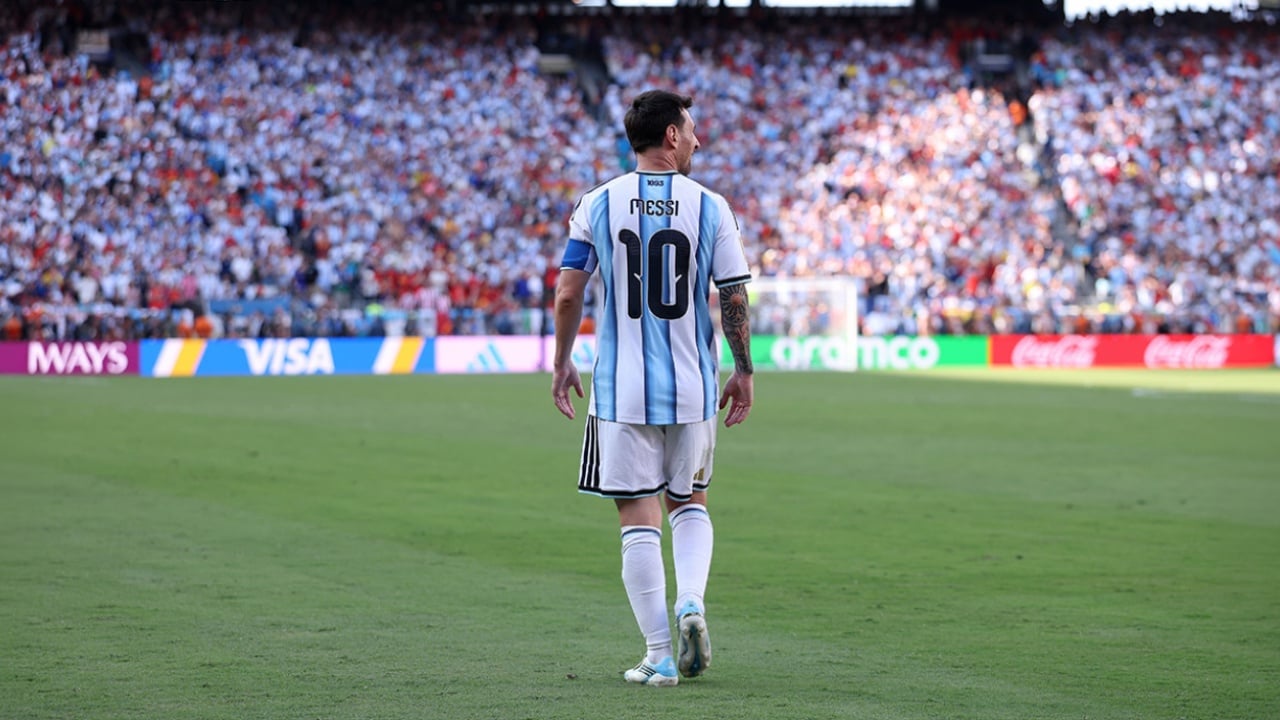 Messi shpërthen në lot para lamtumirës me Argjentinën, Monumental në këmbë