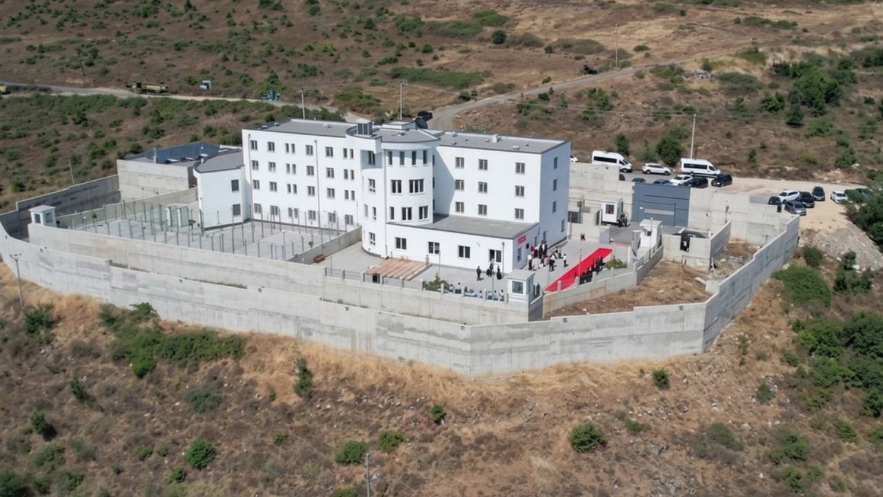 Nëna me foshnjën 4-muajshe në burgun e Pojskës, Avokati i Popullit zbret për verifikim