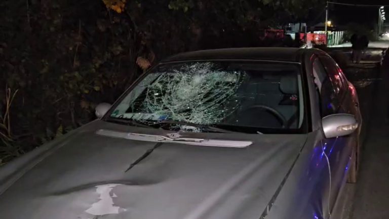 Aksident fatal në Bulgarec të Korçës, 18-vjeçari humb jetën pasi u përplas nga makina