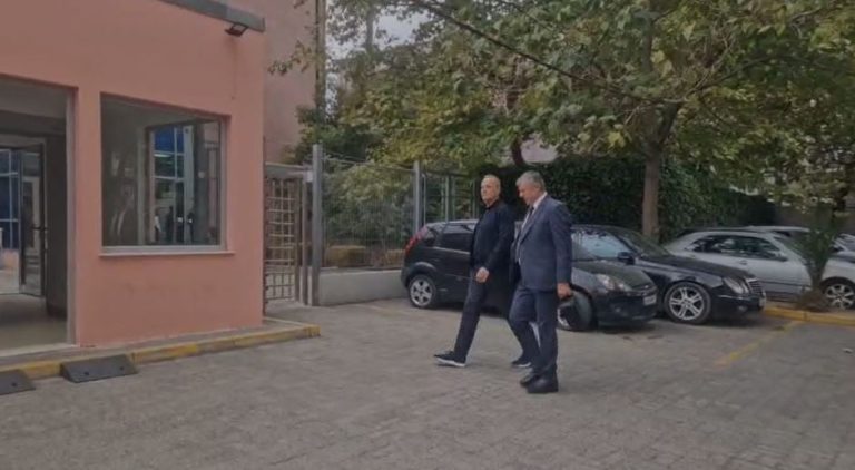 Artan Gaçi paraqitet në SPAK i shoqëruar nga avokati, pa sqarim zyrtar për arsyen