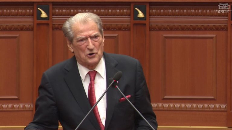 Berisha në Kuvend sulmon territorialen dhe hedh akuza ndaj Xhaçkës për kontrabandë