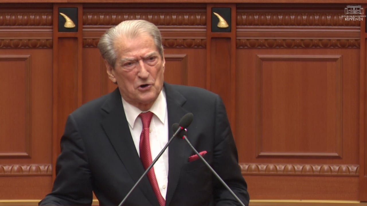 Berisha në Kuvend sulmon territorialen dhe hedh akuza ndaj Xhaçkës për kontrabandë