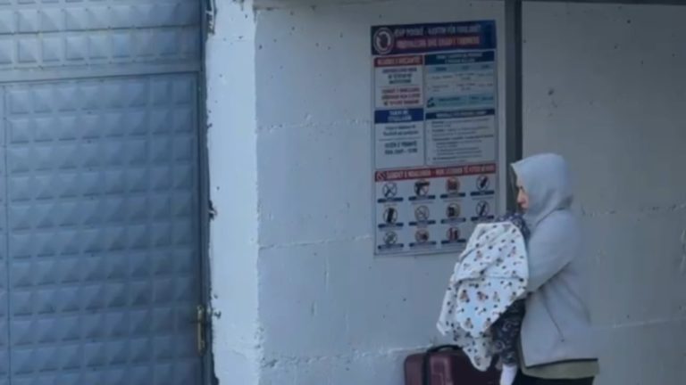 GJKKO pezullon për 1 vit dënimin e Greta Gjocit, del nga burgu i Pojskës me foshnjën në krahë