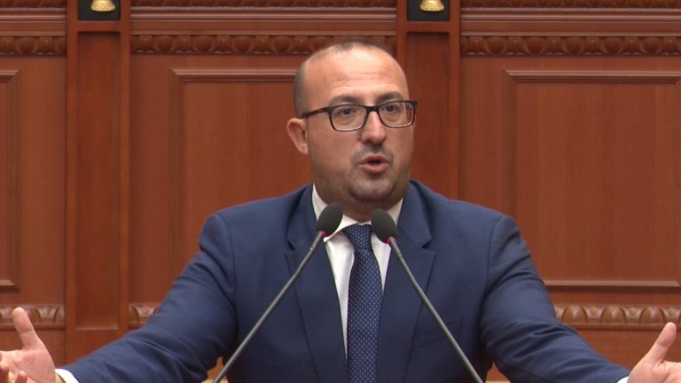 Korreshi sulmon hartën territoriale në Kuvend: Po fusni sherr mes Divjakës dhe Lushnjës