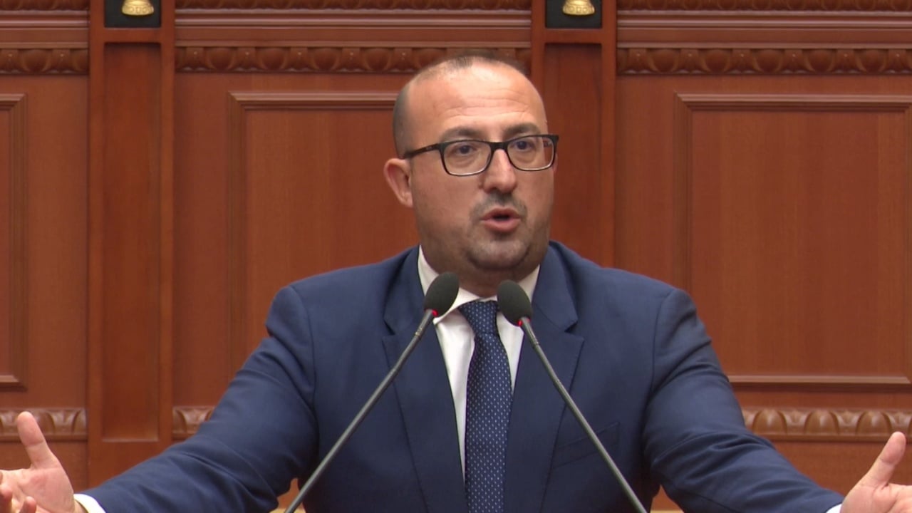 Korreshi sulmon hartën territoriale në Kuvend: Po fusni sherr mes Divjakës dhe Lushnjës