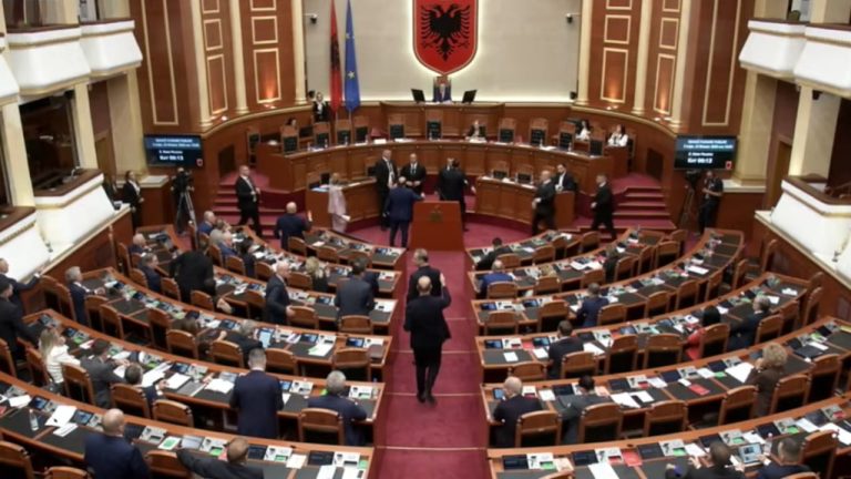 Kuvendi sot me 18 pika: territorialja, 4 interpelanca dhe hetimi parlamentar për KAYO