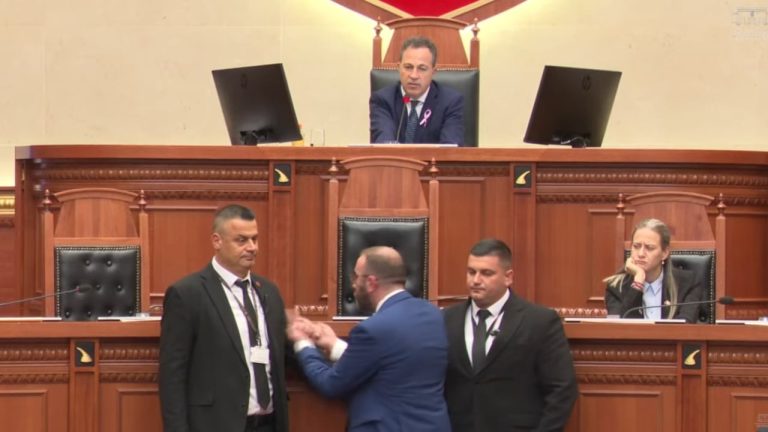 Përplasje në Kuvend mes Bardhit dhe Peleshit për kohën e pyetjeve në seancë