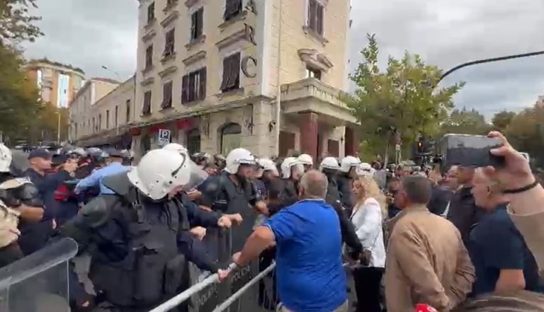 Përplasje te Kuvendi gjatë seancës plenare, policia përdor spraj lotsjellës ndaj protestuesve