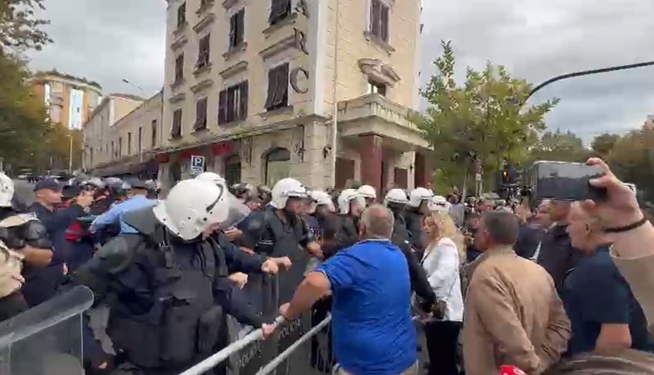 Përplasje te Kuvendi gjatë seancës plenare, policia përdor spraj lotsjellës ndaj protestuesve