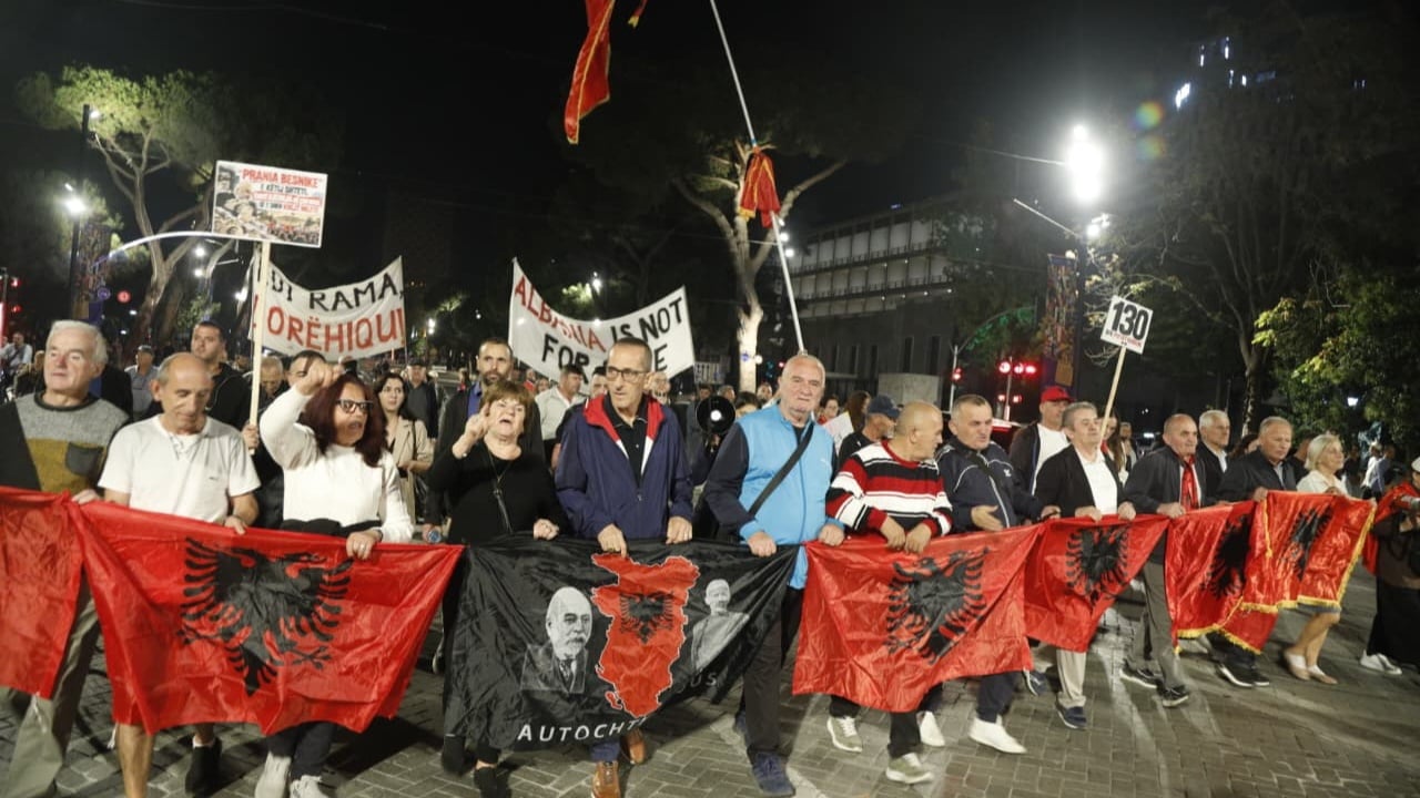 Protesta e 130-të në Tiranë, tubuesit i vënë kushte thirrjes së Berishës para Kuvendit