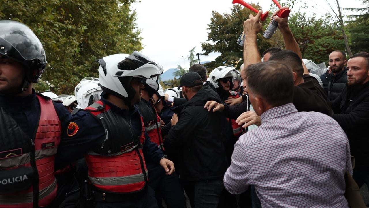 Protesta te Kuvendi, policia shoqeron 8 persona dhe pranon perdorimin e sprajit