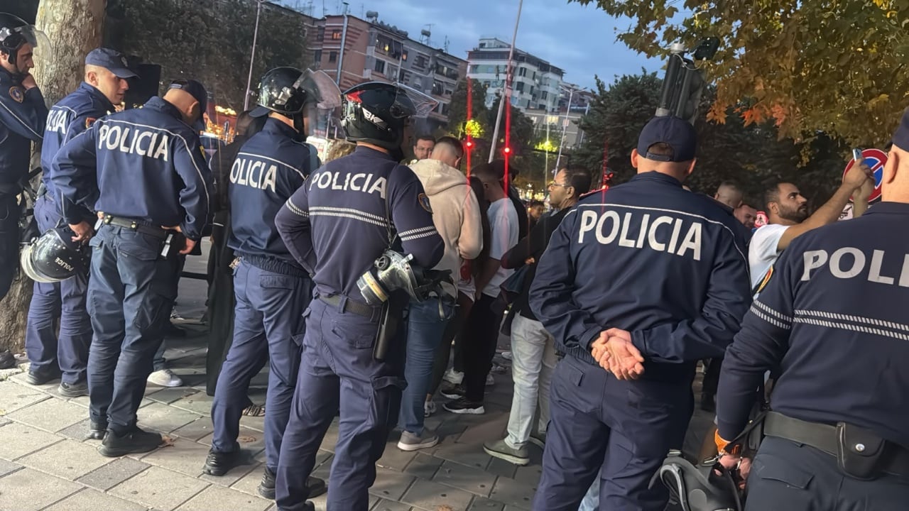 Seancë maratonë në Kuvend, protestuesit rikthehen: polici me kordon dhe gaz pranë Parlamentit