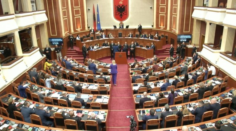 Tensione në Kuvend gjatë votimit, Garda afrohet te foltorja pas kundërshtimeve të opozitës