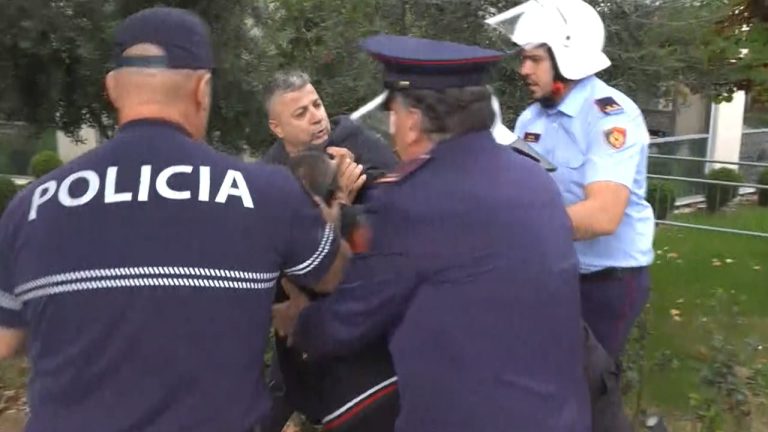 Tensione në protestë kundër reformës territoriale, kryebashkiaku i Memaliajt përplaset me policinë