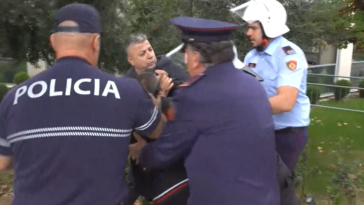 Tensione në protestë kundër reformës territoriale, kryebashkiaku i Memaliajt përplaset me policinë