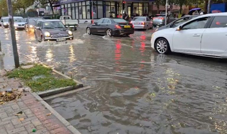 Durrësi përmbytet sërish nga shiu, rrugët nën ujë dhe qarkullimi i bllokuar