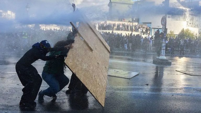 Franca premton 3 mijë mësues pas protestave, por studentët nuk tërhiqen