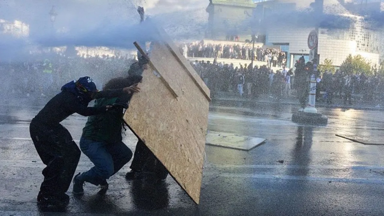 Franca premton 3 mijë mësues pas protestave, por studentët nuk tërhiqen