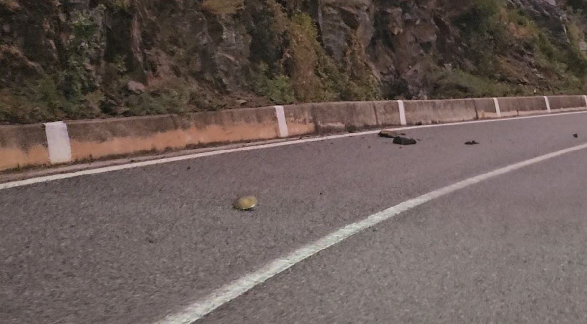 Shi i dendur në Kukës, gurë në akset kombëtare dhe mjegull që vështirëson qarkullimin