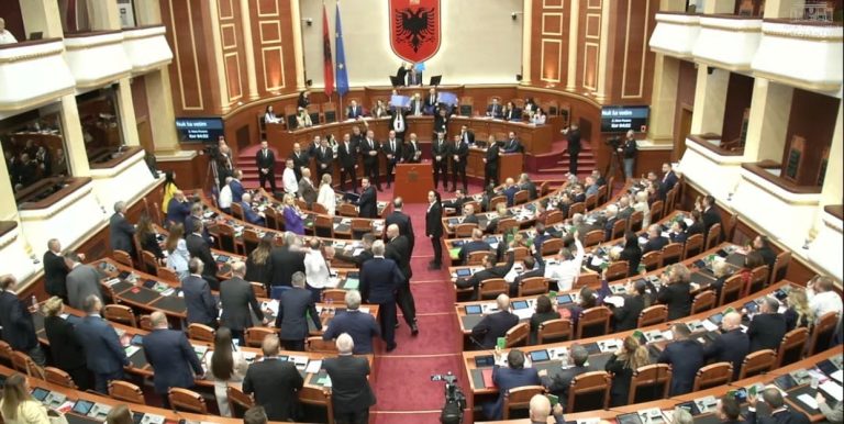 Tensione në Kuvend gjatë votimit për territorialen, Bardhi hedh ujë e sende në sallë
