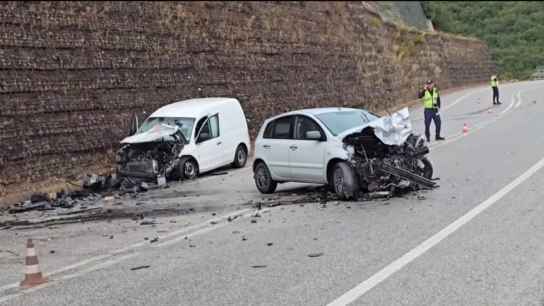 Aksident në autostradën Levan-Tepelenë, përplasen dy makina në Fratar dhe plagosen drejtuesit