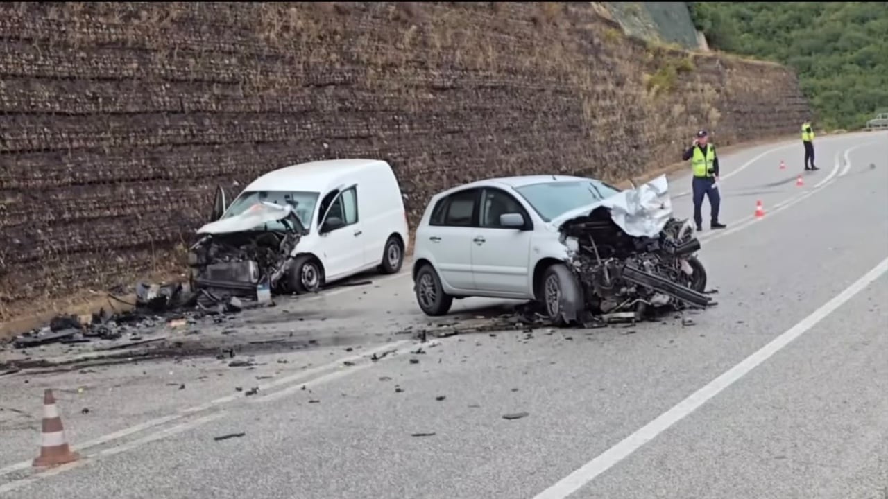 Aksident në autostradën Levan-Tepelenë, përplasen dy makina në Fratar dhe plagosen drejtuesit