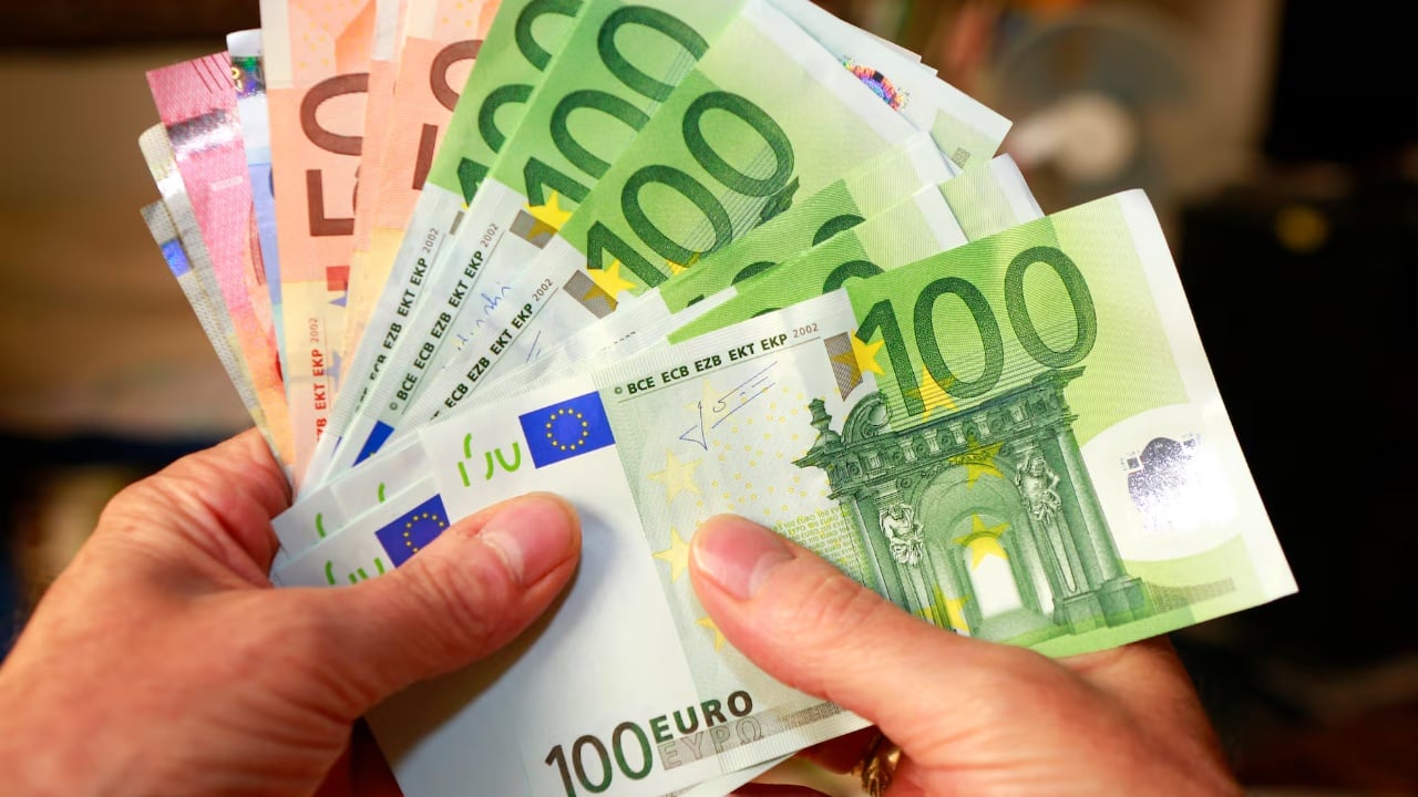 Banka e Shqipërisë tërhoqi 664 milionë euro në 6 muaj, por euro vijon rënien ndaj lekut