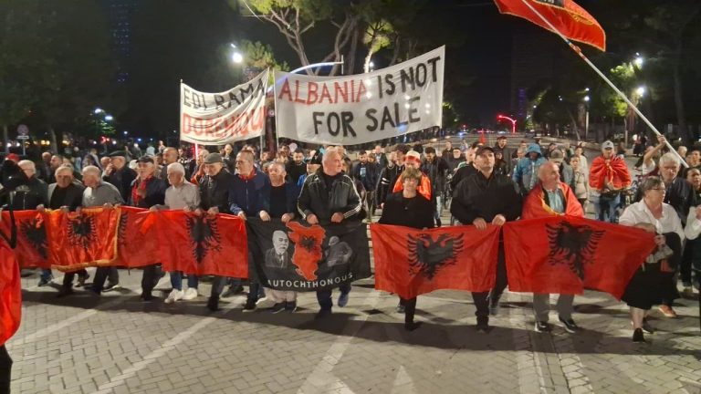 Protesta e 132-të në Tiranë, kundërshtime edhe për reformën territoriale të votuar në Kuvend