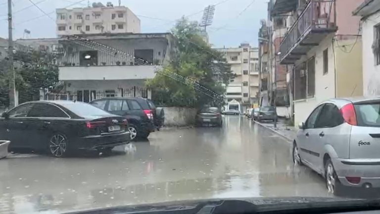 Shiu përmbyt rrugët në Vlorë, banorët ngrenë alarmin për pusetat e bllokuara
