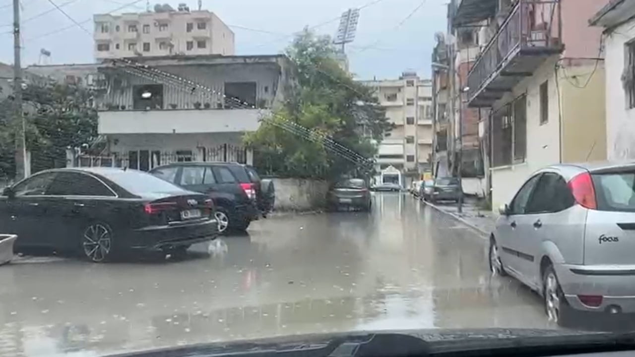 Shiu përmbyt rrugët në Vlorë, banorët ngrenë alarmin për pusetat e bllokuara